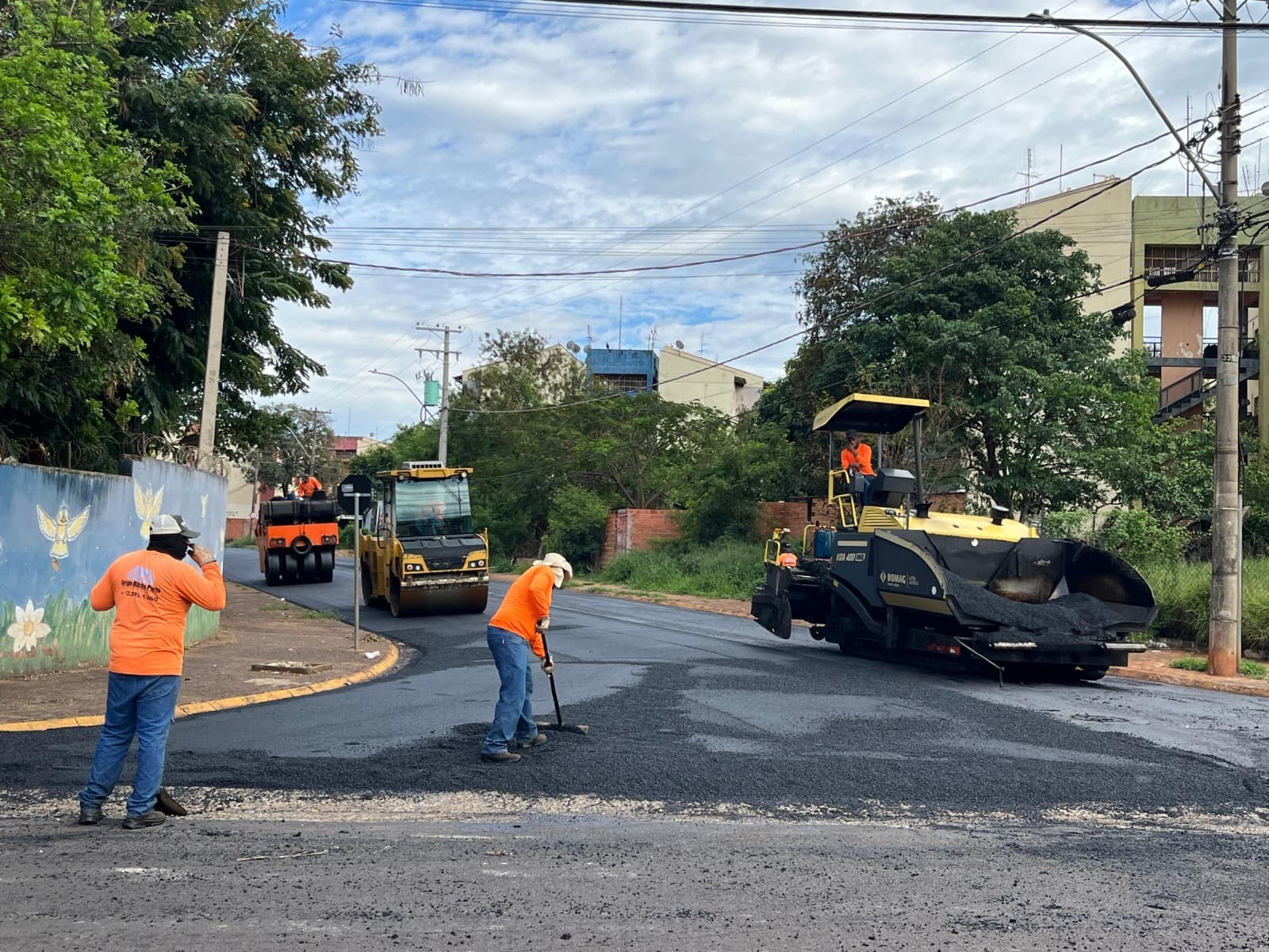 Secretário acompanha recapeamento em avenida