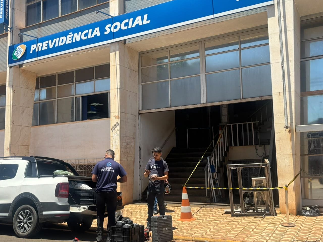 Agência inicia retirada de plataforma elevatória para instalação de novo equipamento