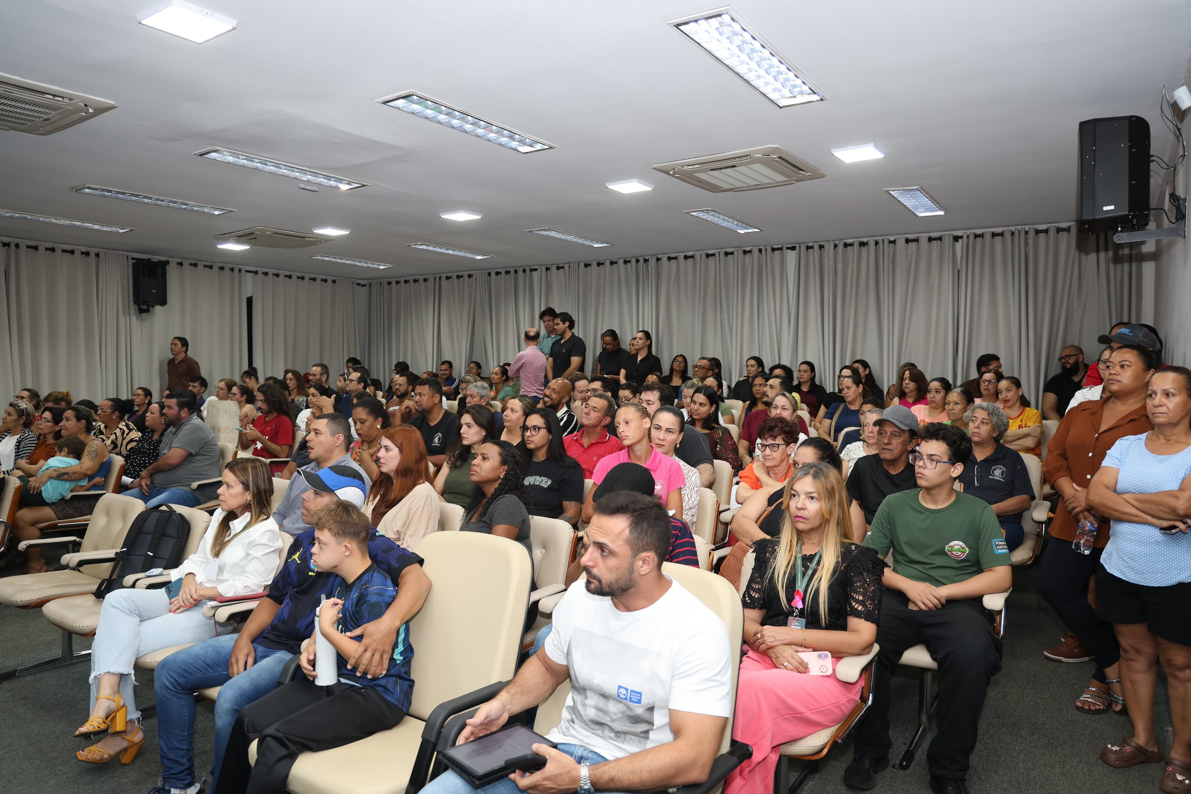 Câmara tem sessão marcada por debate sobre estadualização de escolas