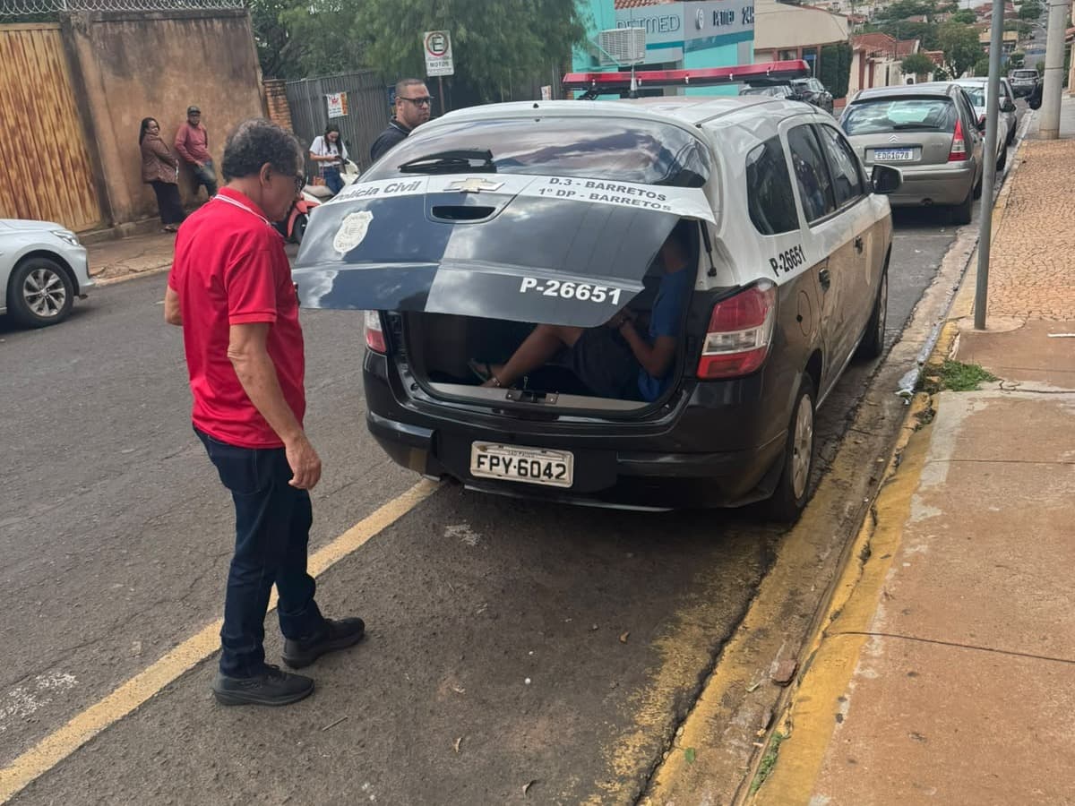 Policiais chegam com investigado de 20 anos na Central de Polícia Judiciária