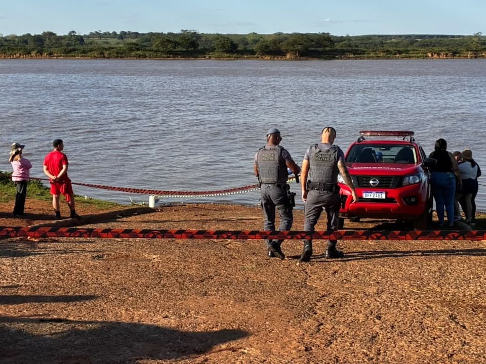 Corpo foi encontrado e levado pelo Corpo de Bombeiros até Orla Municipal para o trabalho da perícia (Foto: Samuel Silva/Portal de Notícias Colômbia SP)