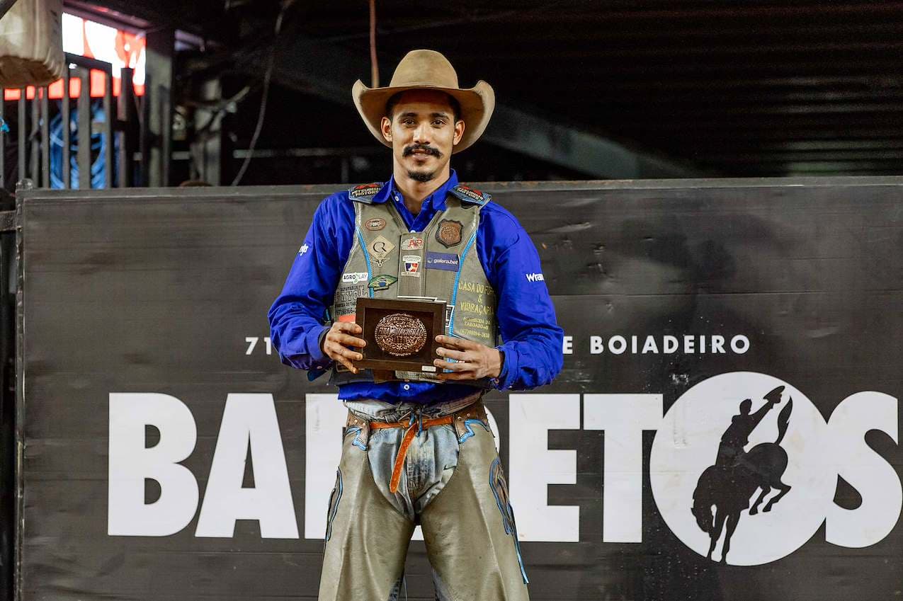 Warley Oliveira vence segunda noite do rodeio da PBR