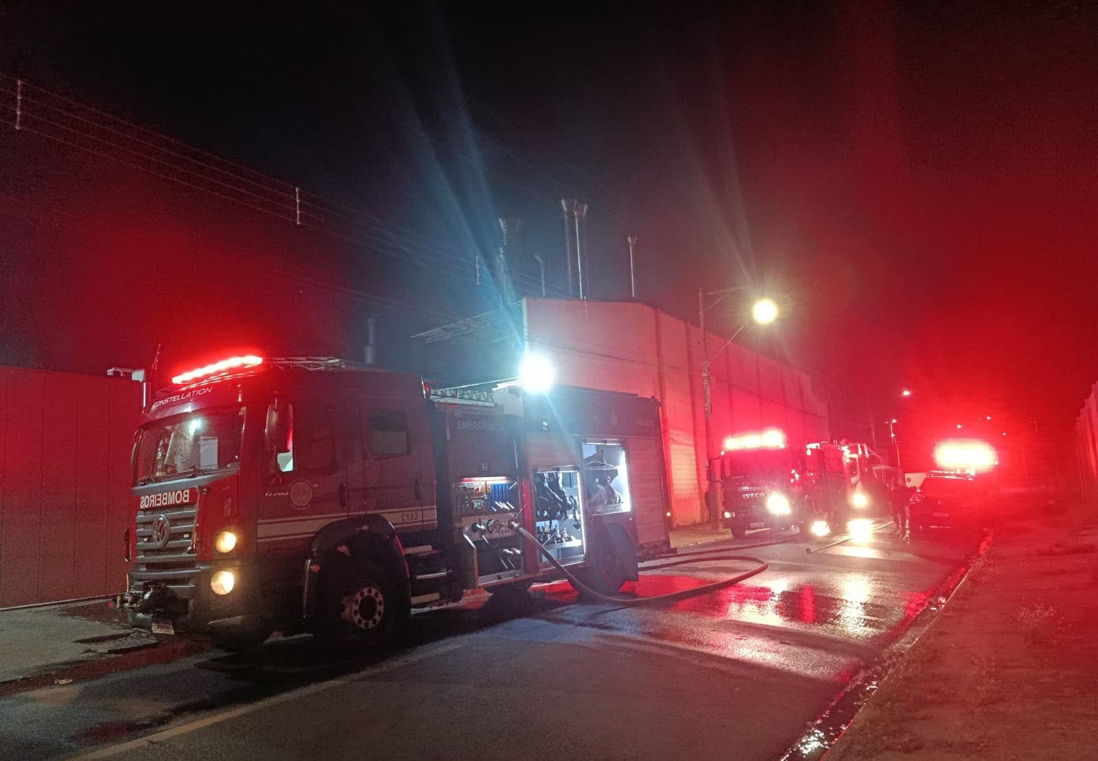 Bombeiros são acionados para combate incêndio em empresa