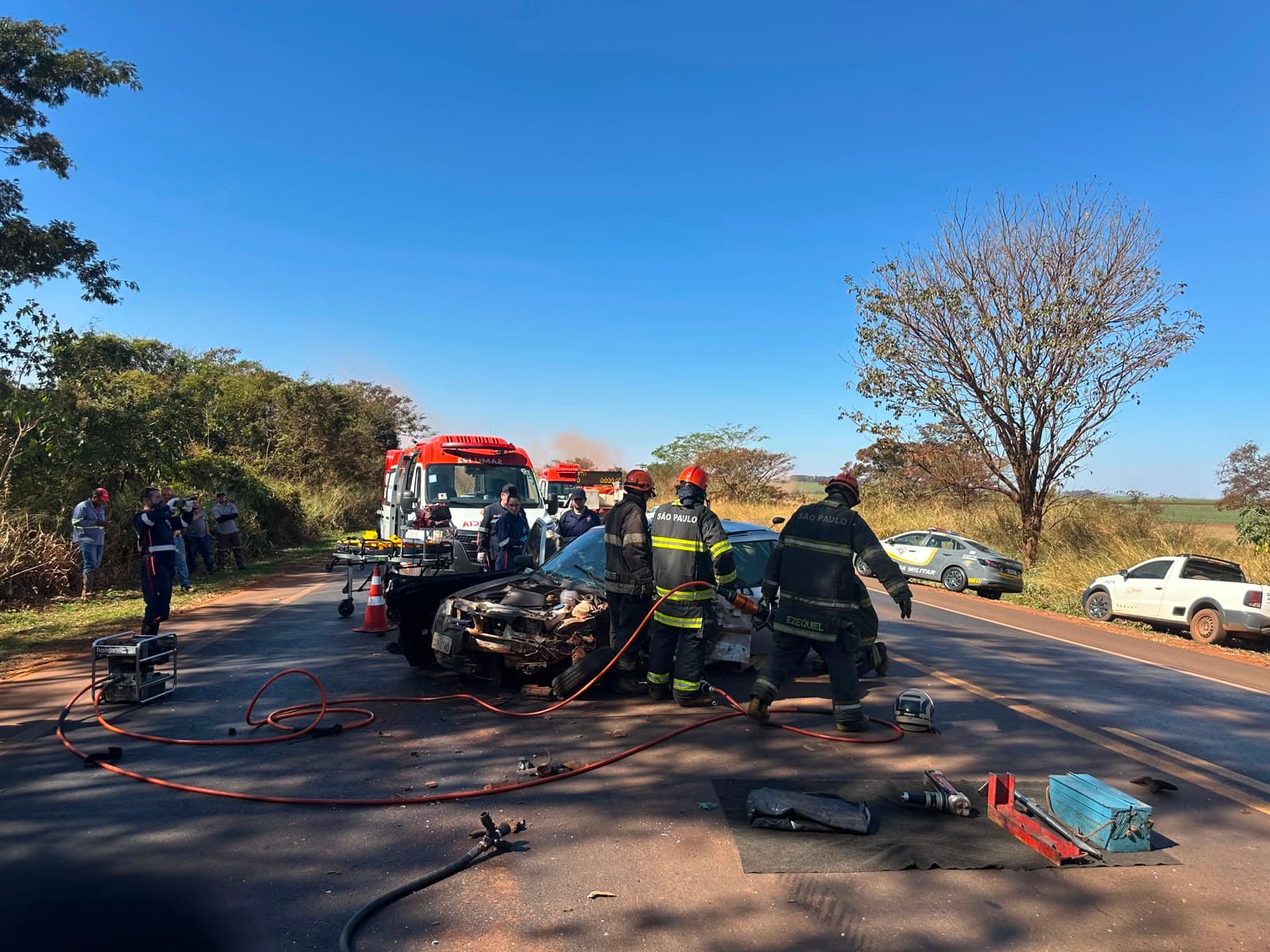 Colisão entre carro e caminhão coletor de lixo na Rodovia Assis Chateaubriand