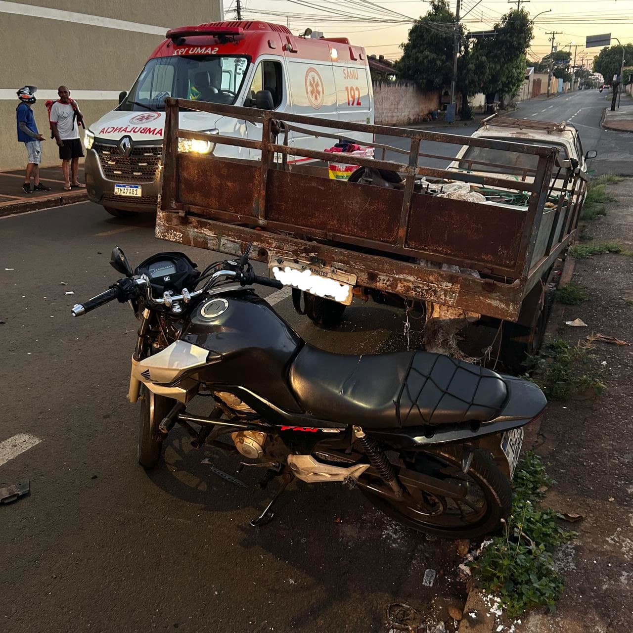 Motociclista é socorrido após acidente no Christiano Carvalho
