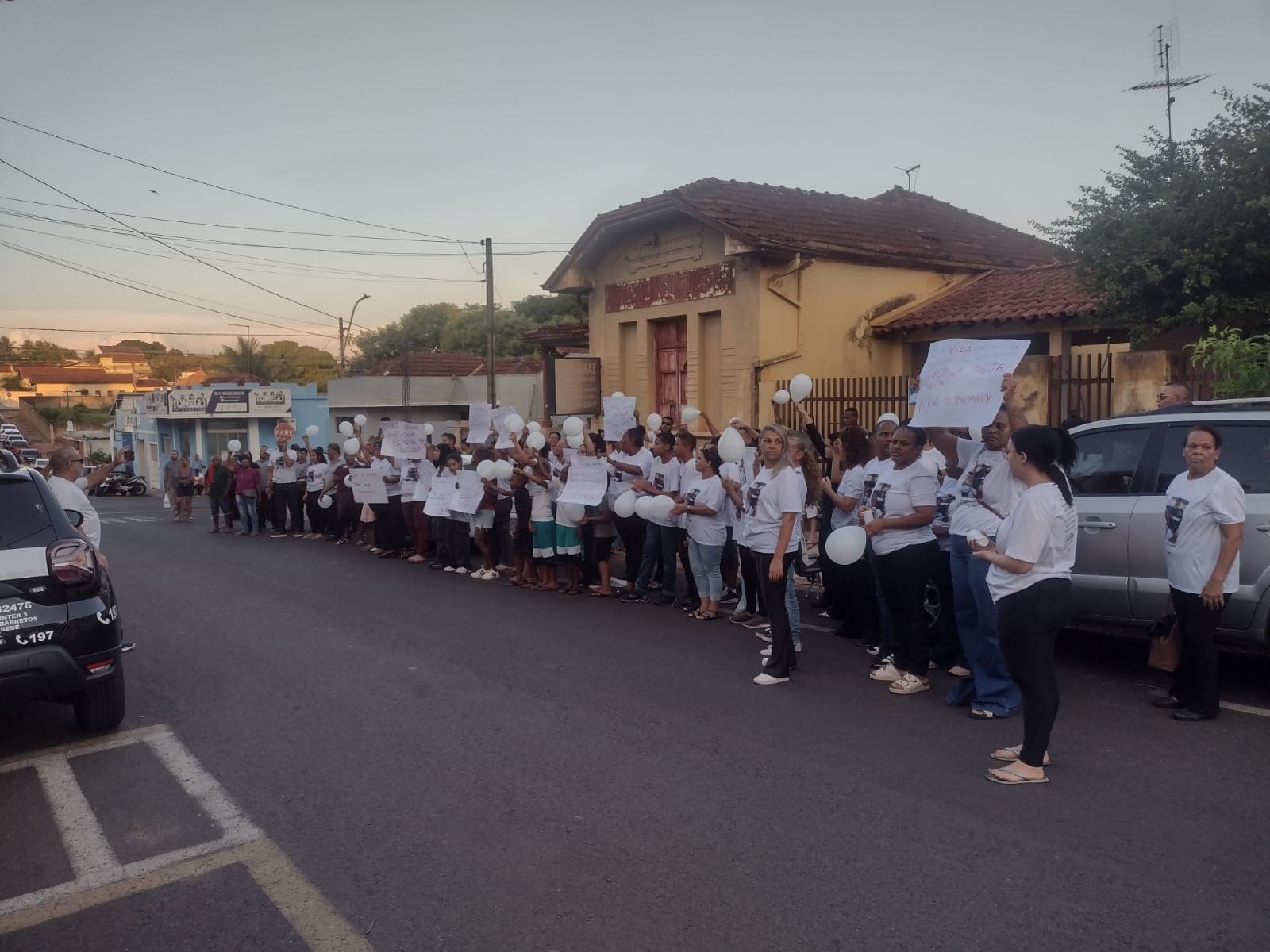 Familiares e amigos protestam após morte de jovem em acidente