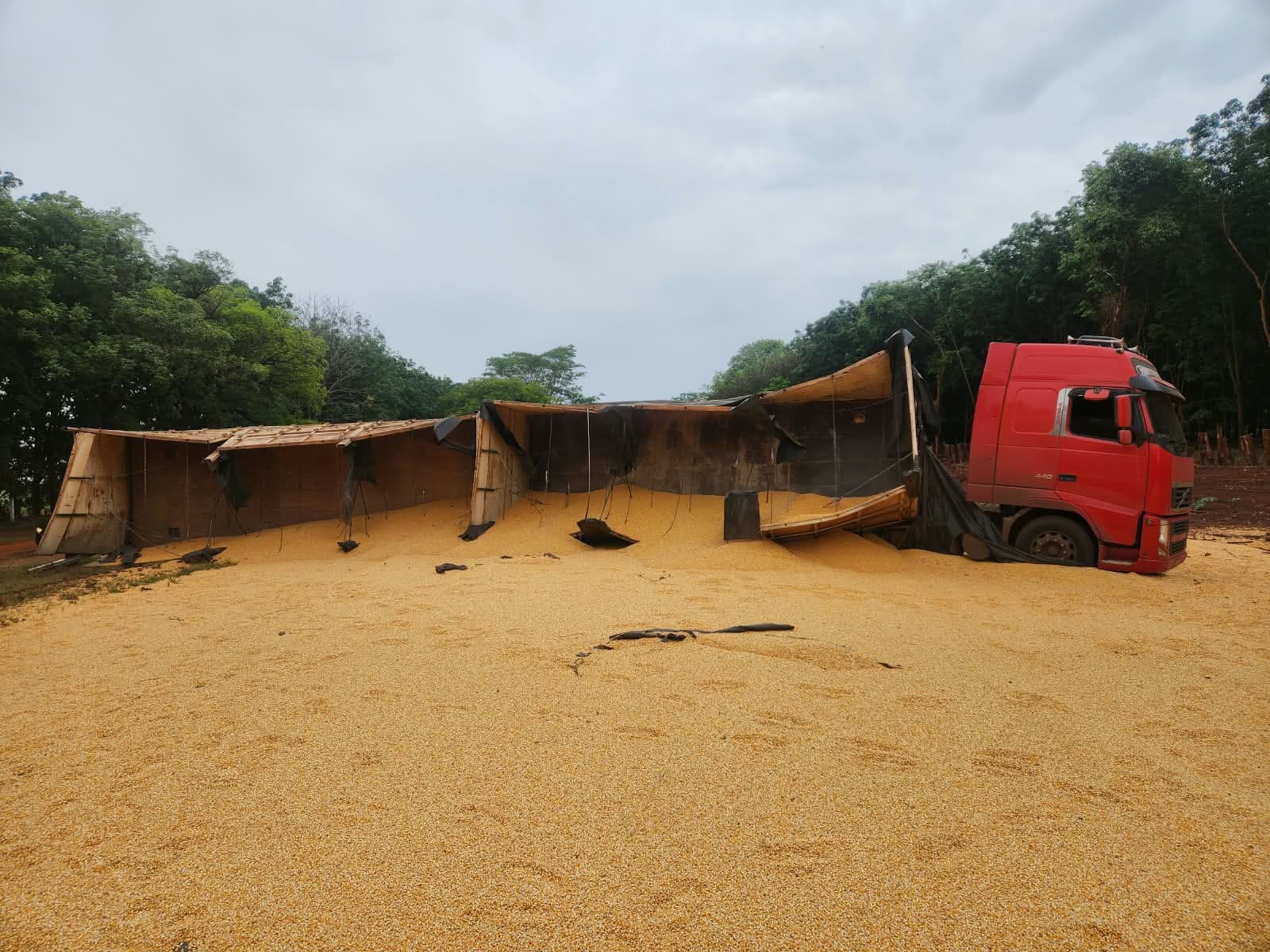 Caminhão com  carga de milho tomba e interdita Faria Lima