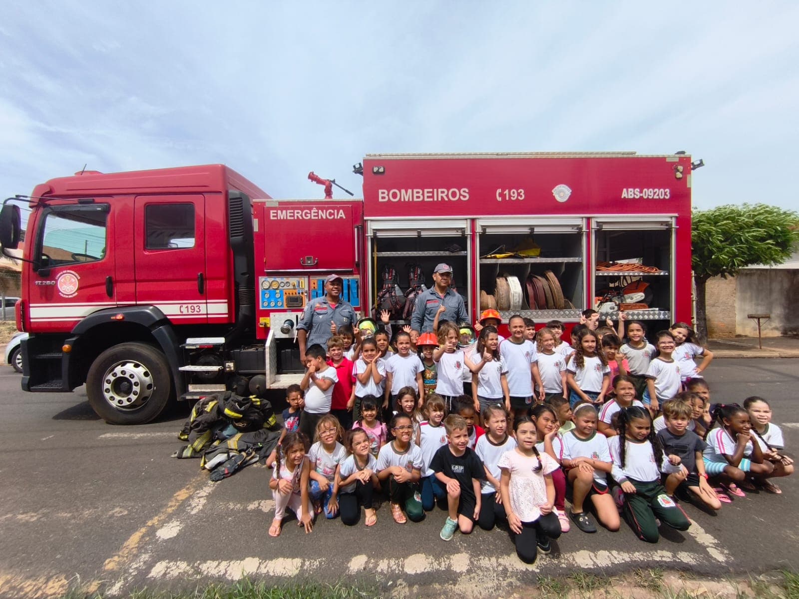Bombeiros visitam CEMEI durante semana de profissões