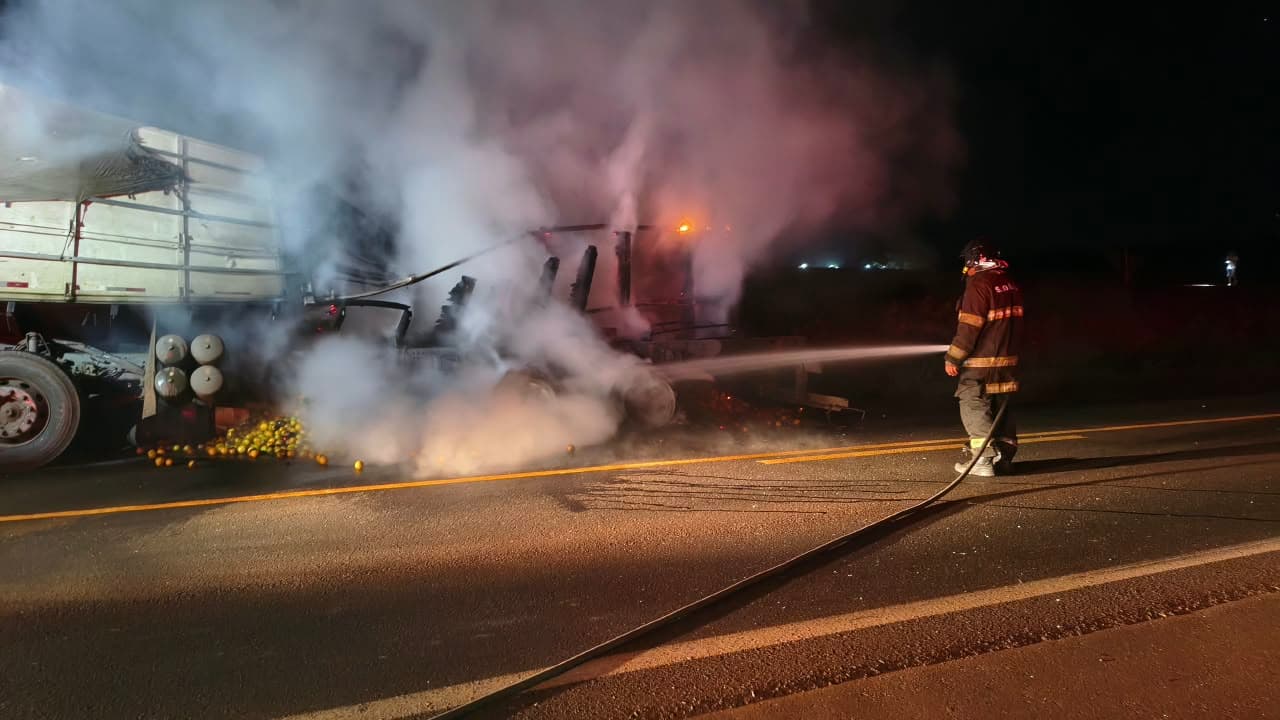 Incêndio em carreta na Faria Lima mobiliza Corpo de Bombeiros