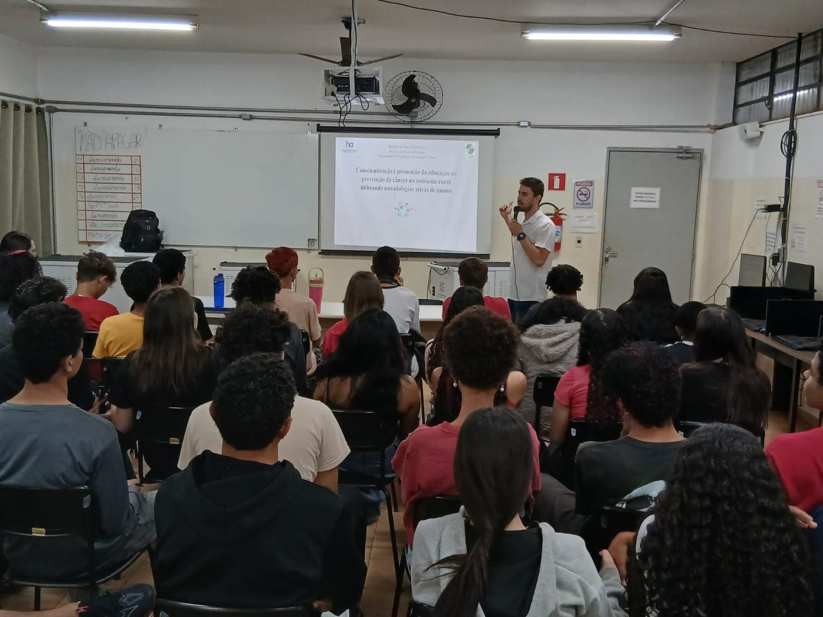 Alunos de escola estadual participam de palestra no Outubro Rosa