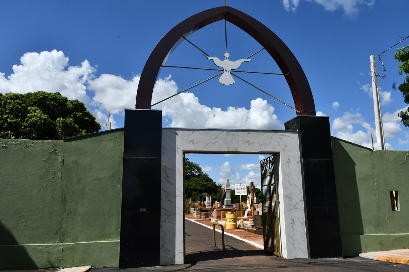 Cemitérios terão horário especial de visitação e missas