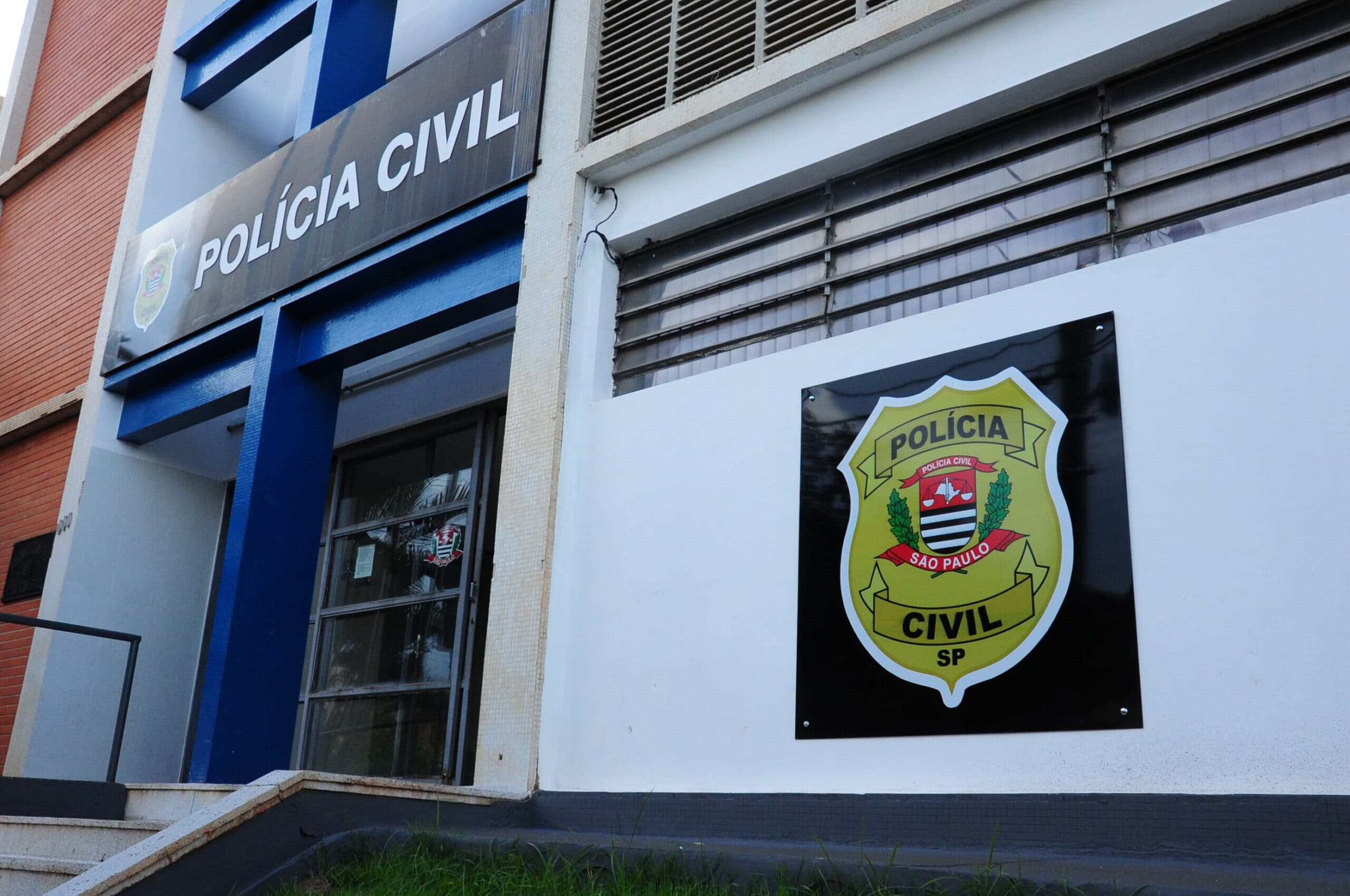 Homem fica sem carteira após deixar janela de veículo aberta