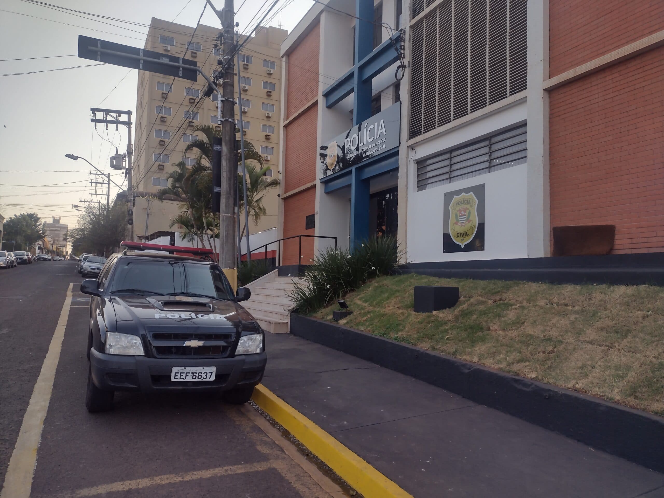 Mulher procura a polícia e denuncia crime de extorsão