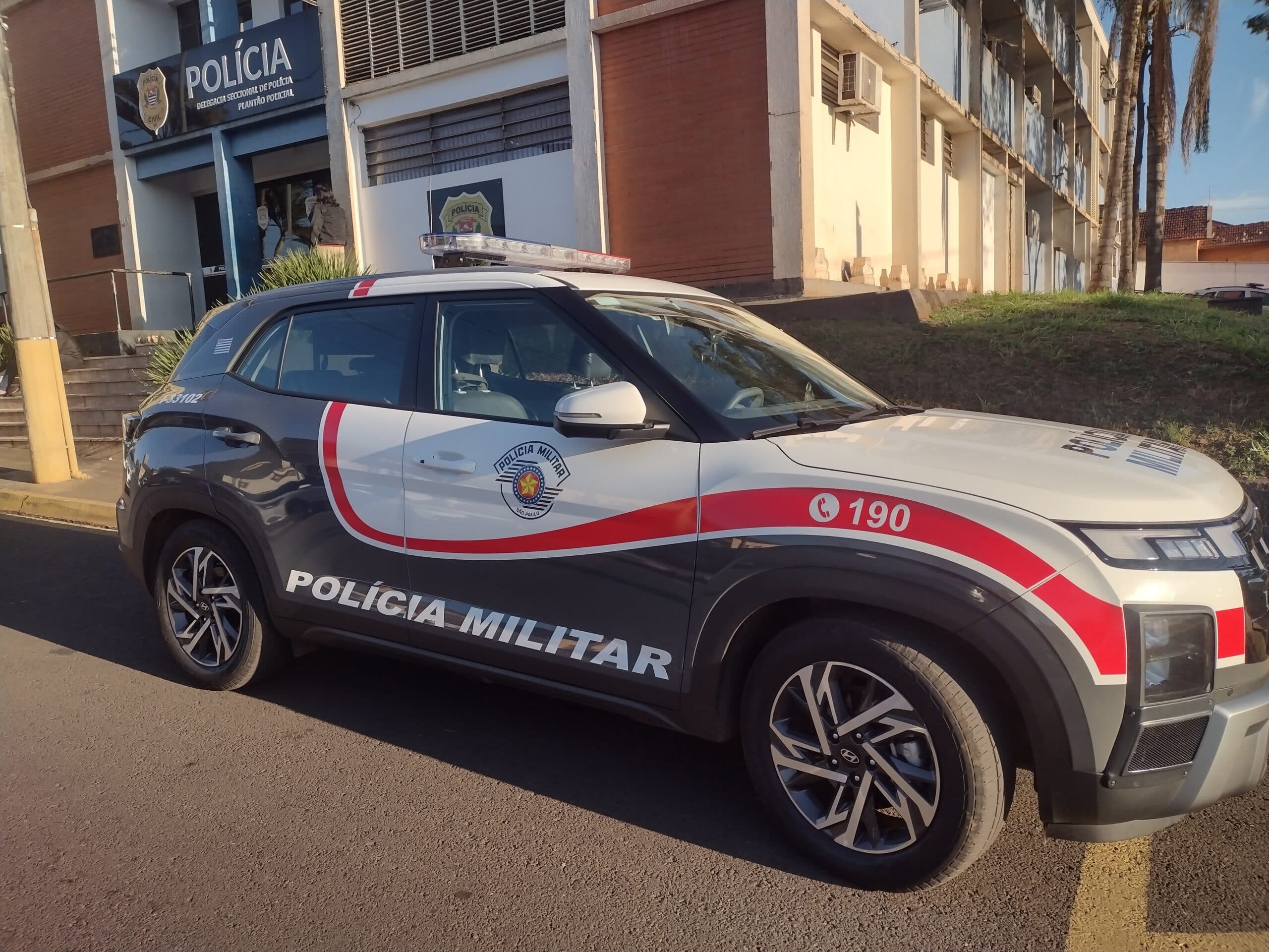 Ladrões furtam várias peças de roupas de residência