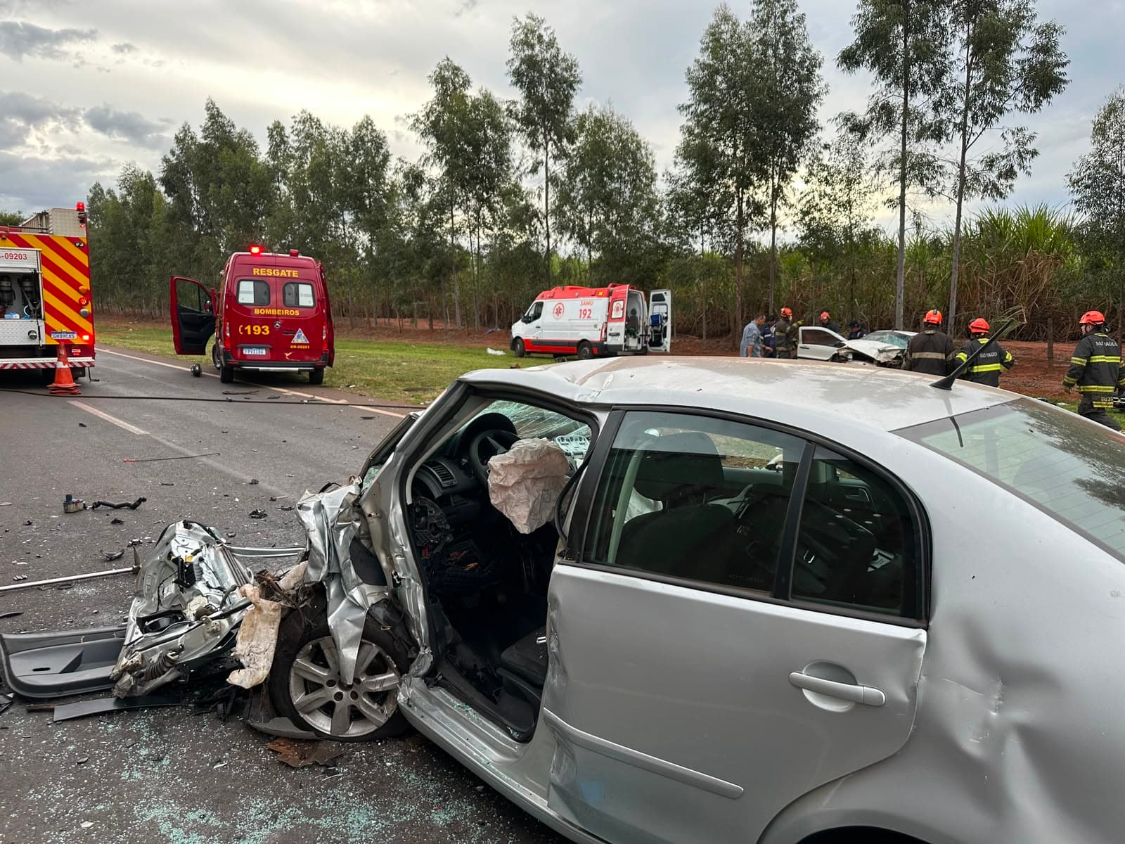 Colisão frontal entre pick-up e carro mobiliza equipes de resgate na Assis Chateaubriand