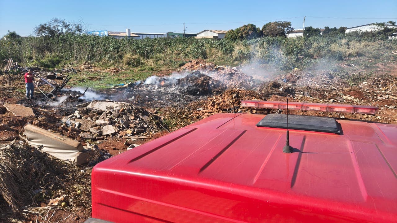 Bombeiros são acionados para apagar incêndio em terreno