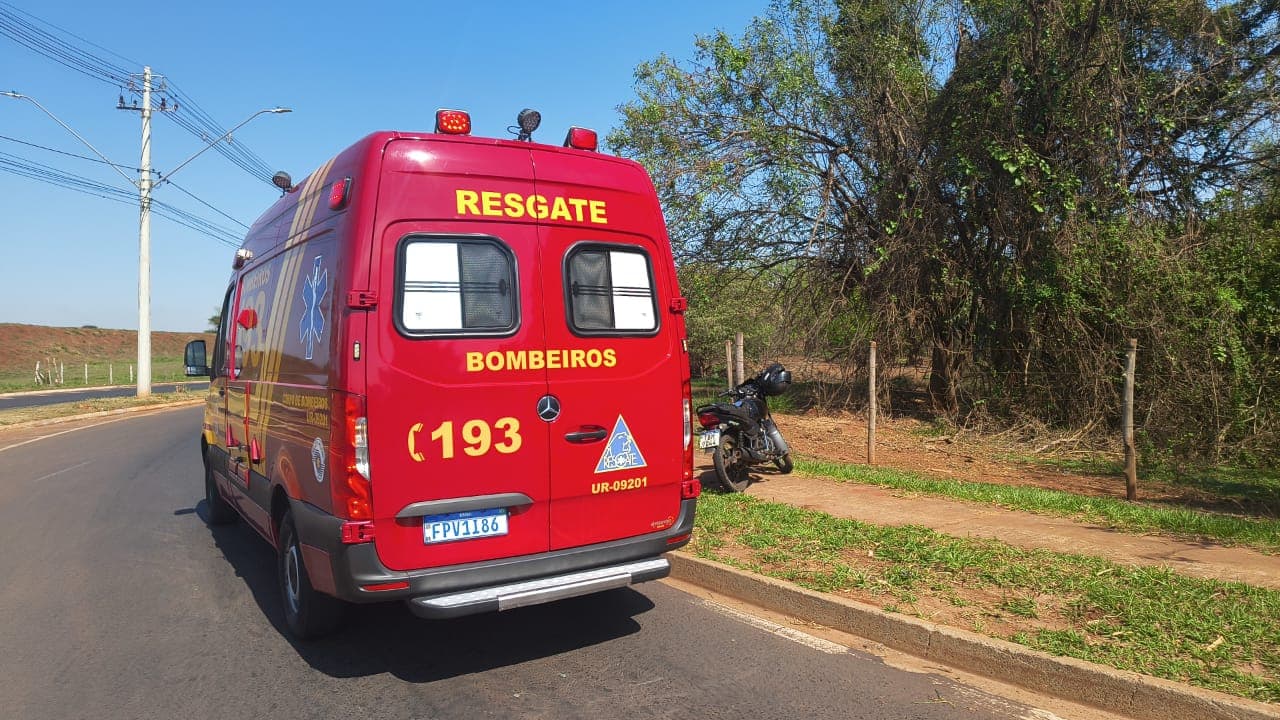 Bombeiros socorrem motociclista após queda em rotatória