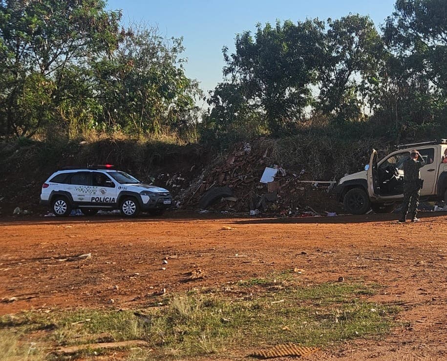 Polícia Ambiental flagra descarte irregular de resíduos em área rural