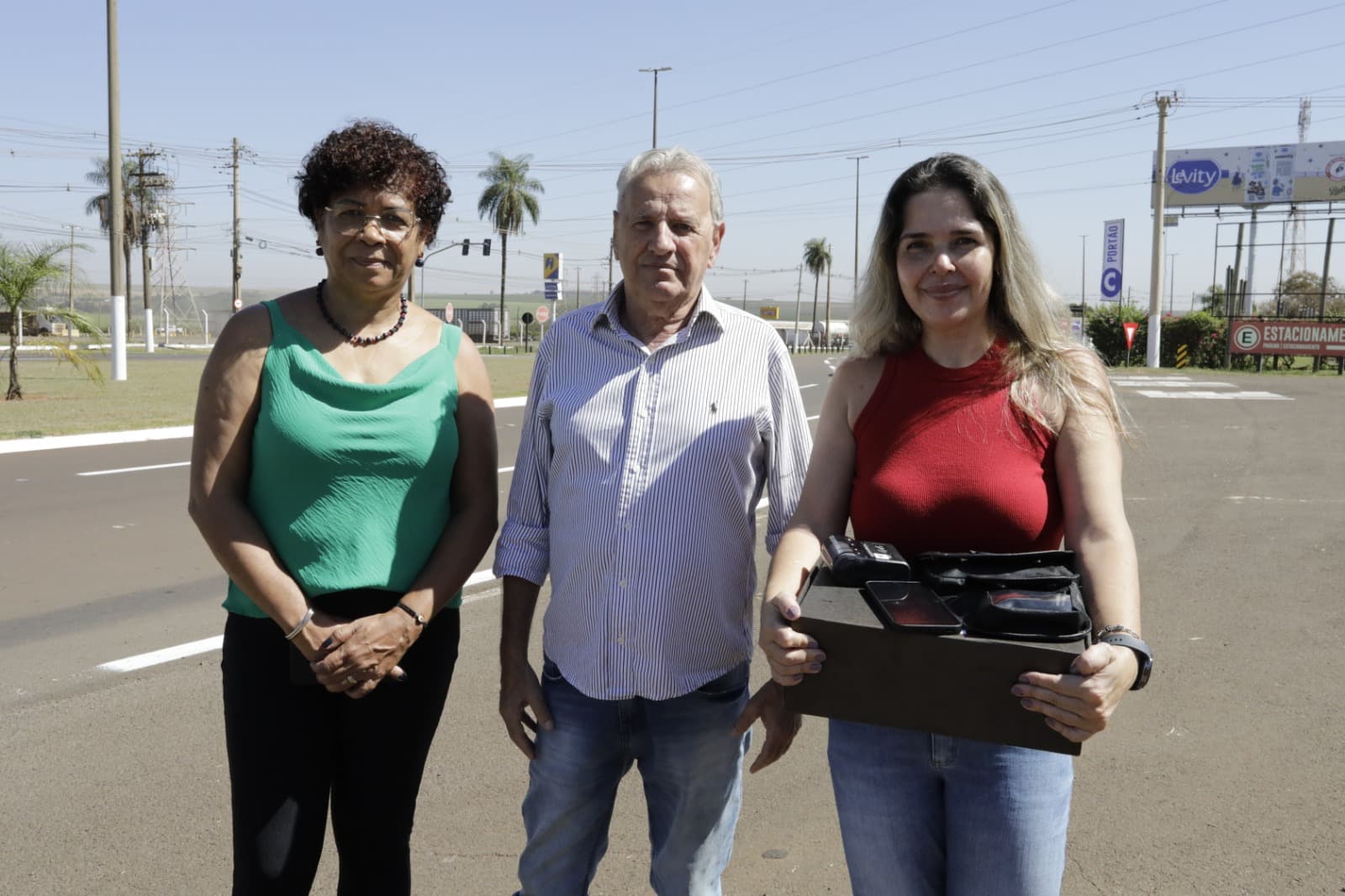 Trânsito implanta corredor para veículos de aplicativo e particulares na Via das Comitivas