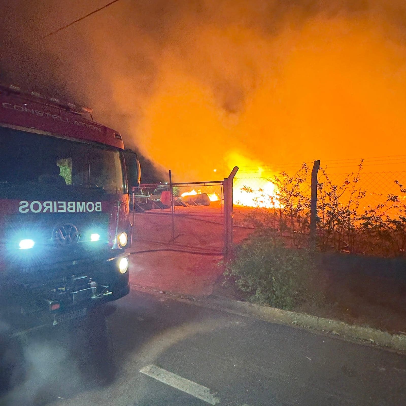 Bombeiros apagam incêndio em ecoponto na região do bairro Nadir Kenan