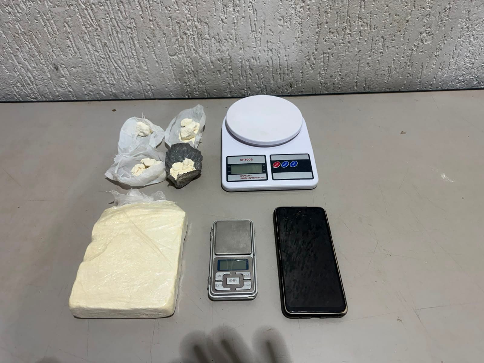 Polícia Militar detém mulher e apreende mais de meio quilo de cocaína