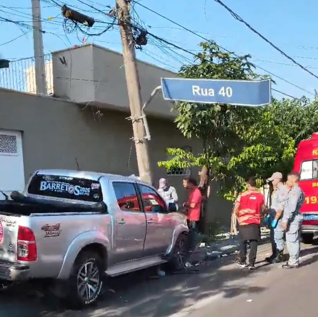 Caminhonete colide em poste no bairro Baroni
