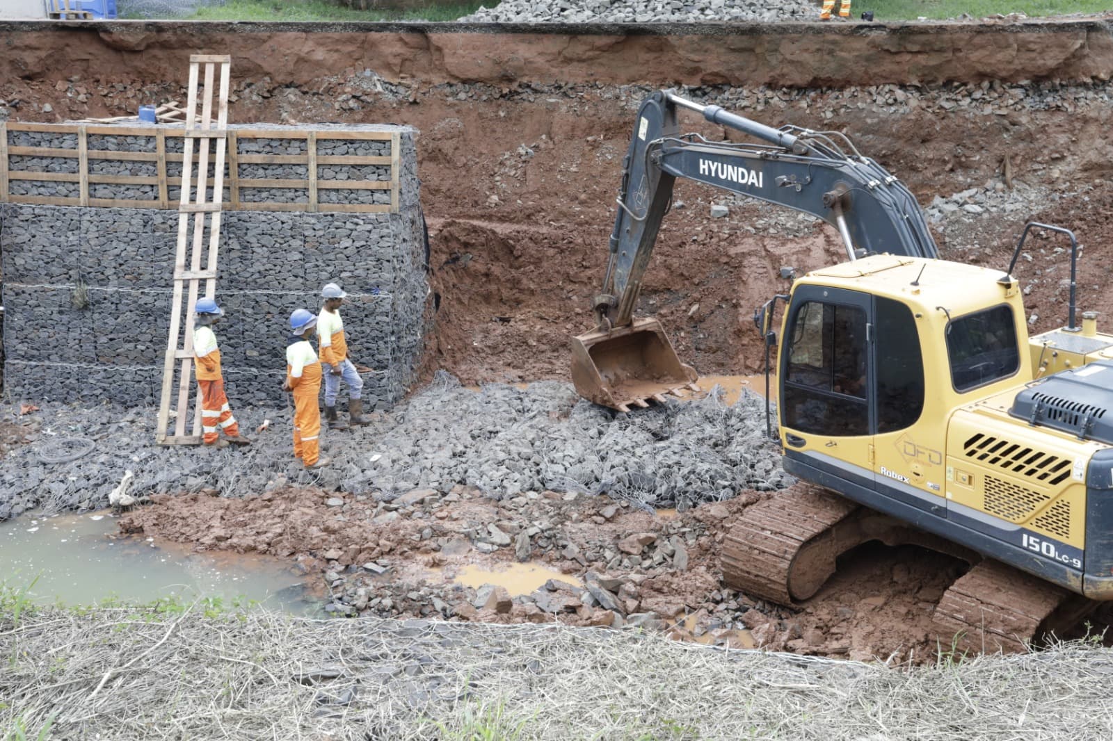 Contenção de córrego tem nova fase de obras
