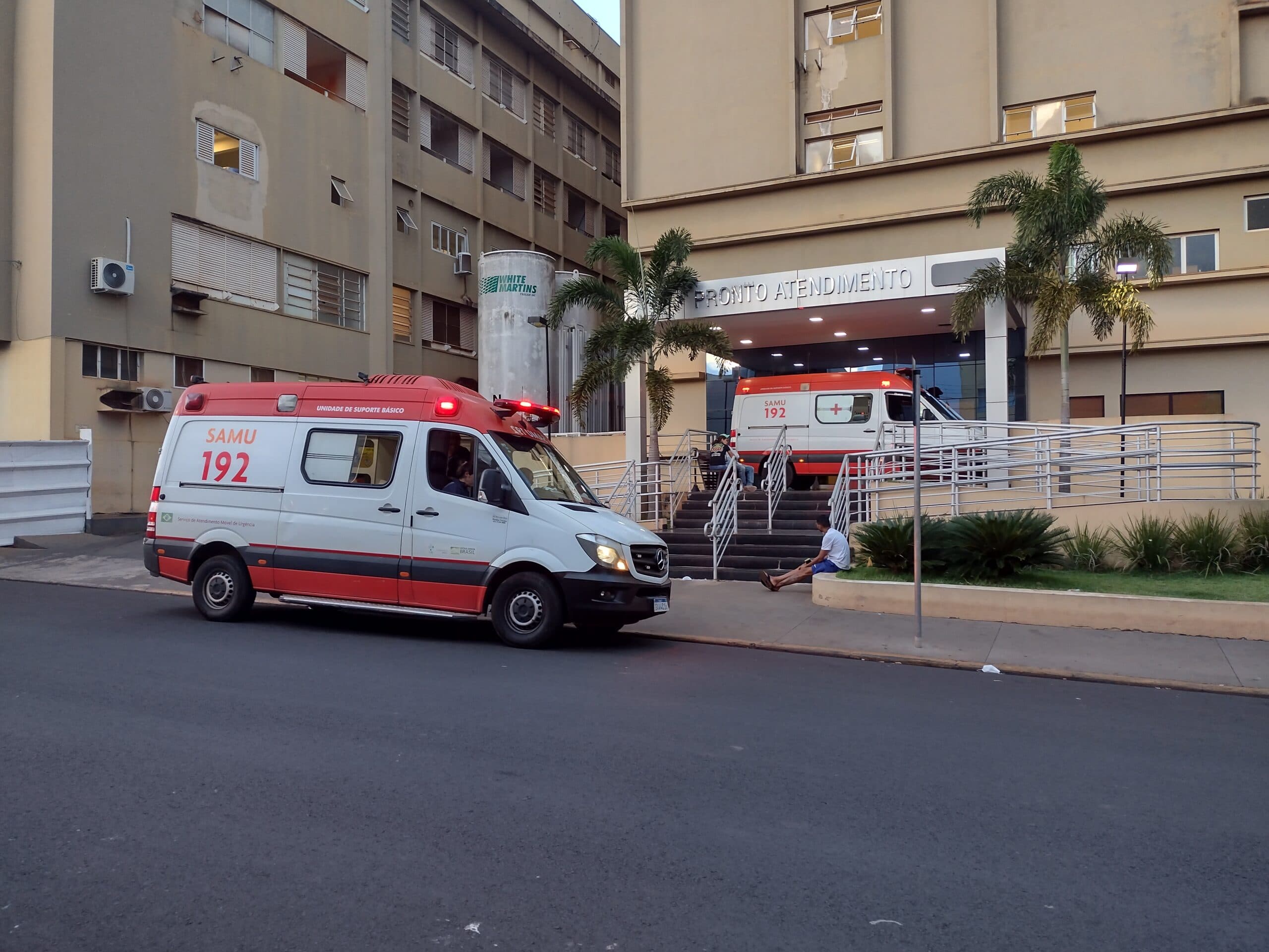 Condutor de moto sofre queda e fica gravemente ferido durante fuga