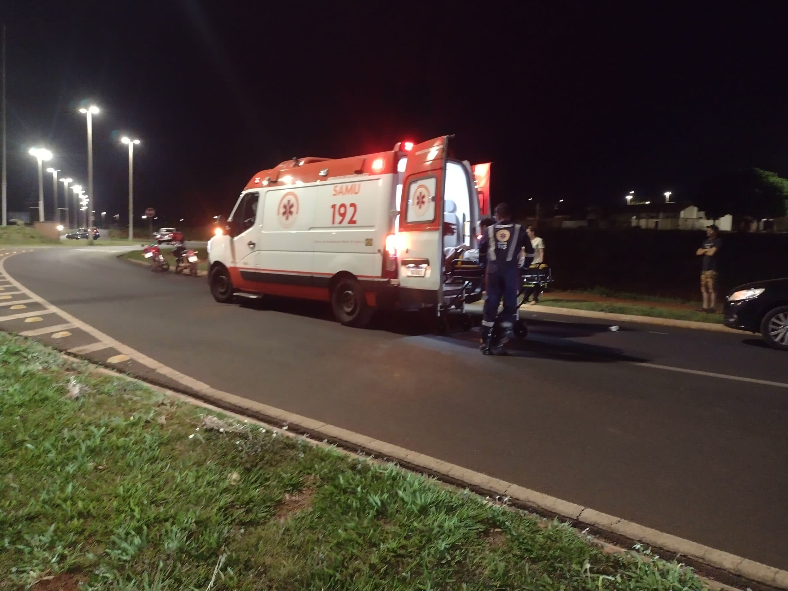 SAMU socorre passageira de moto ferida durante queda