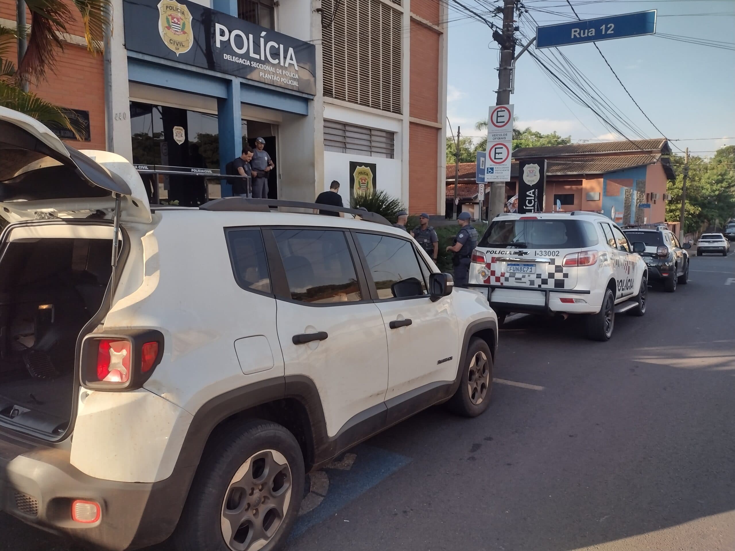 Polícia Militar detém quatro e recupera Renegade furtado