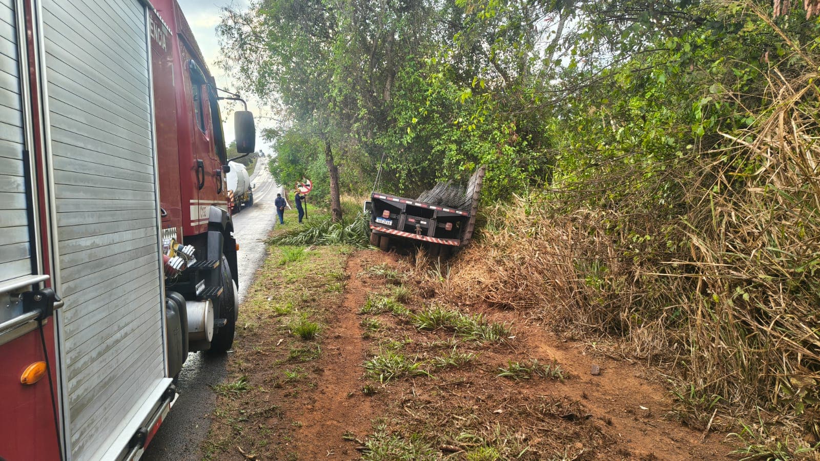 Acidente envolvendo caminhão em rodovia mobiliza bombeiros