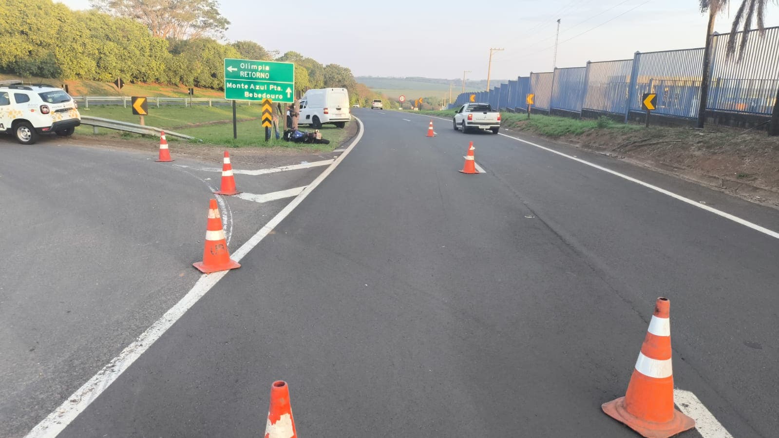 Colisão entre montana e moto deixa dois feridos em rodovia