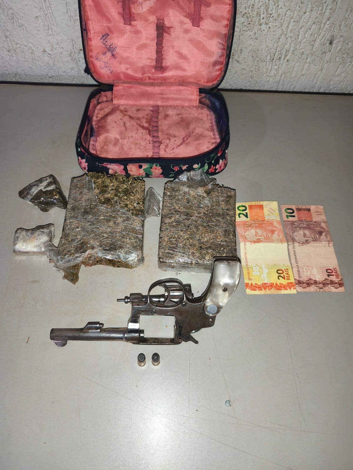 PM detém autor por violência doméstica, tráfico e porte ilegal de arma