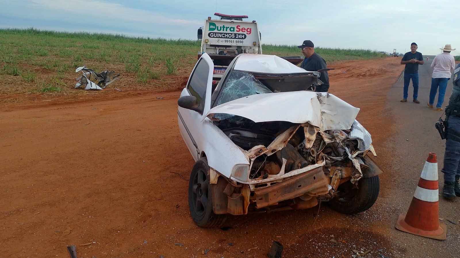 Condutor morre em acidente envolvendo carro e caminhão
