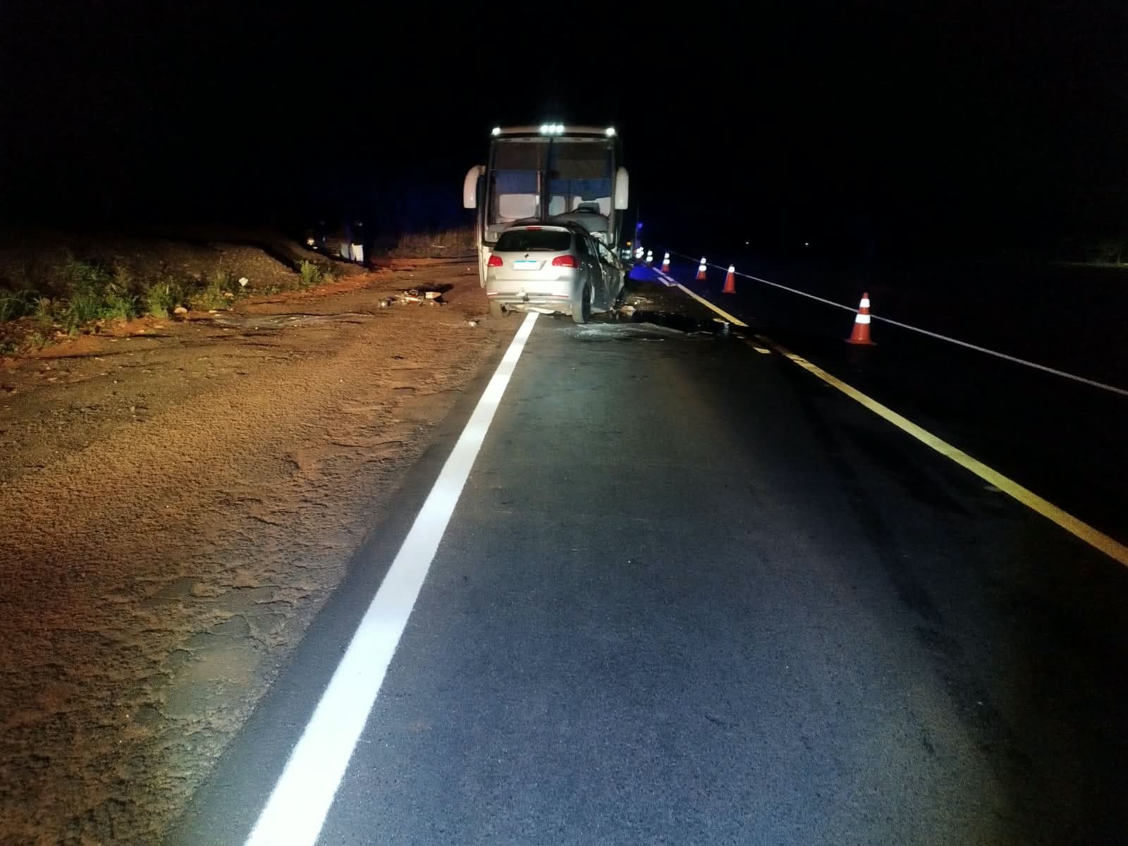 Colisão entre ônibus e carro provoca morte na BR 364 em Planura