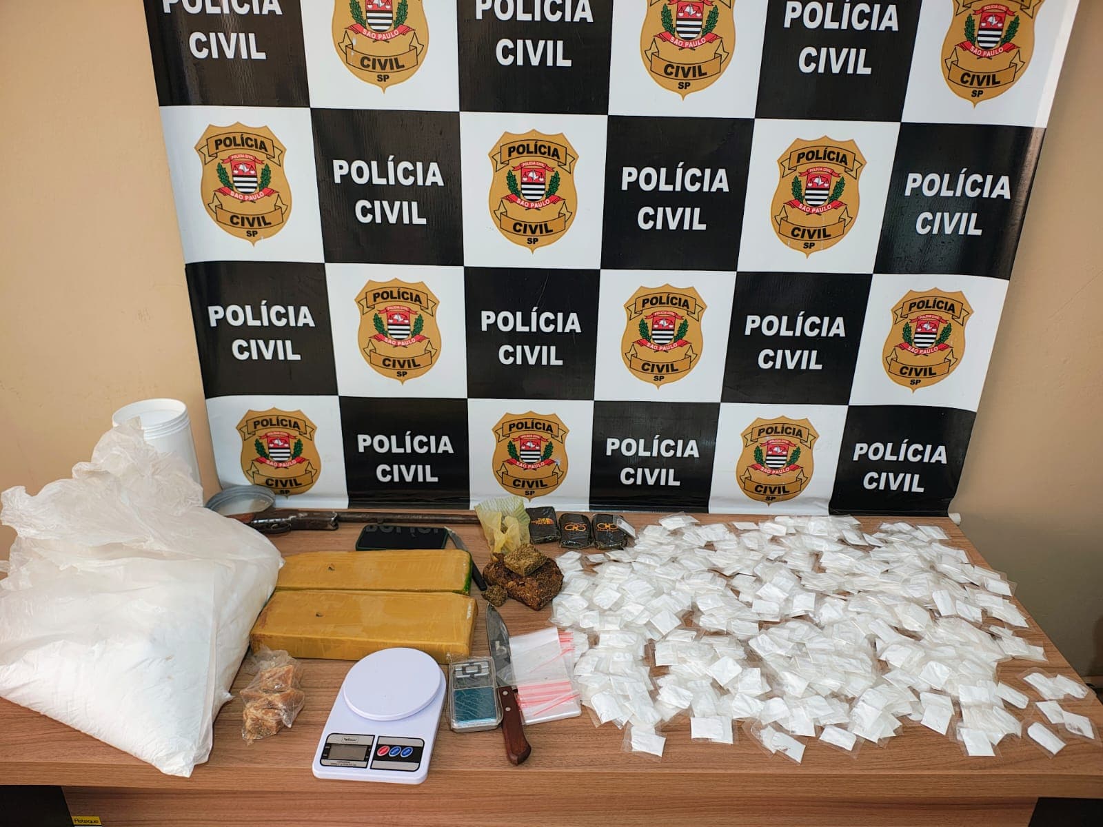 Polícia Civil apreende armamento e mais de 3kg de entorpecentes