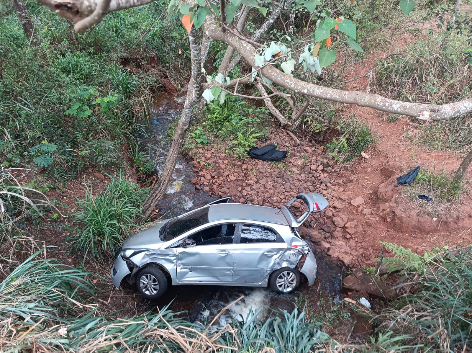 Carro com cinco ocupantes cai em ribanceira na Vicinal Pedro Vicentini