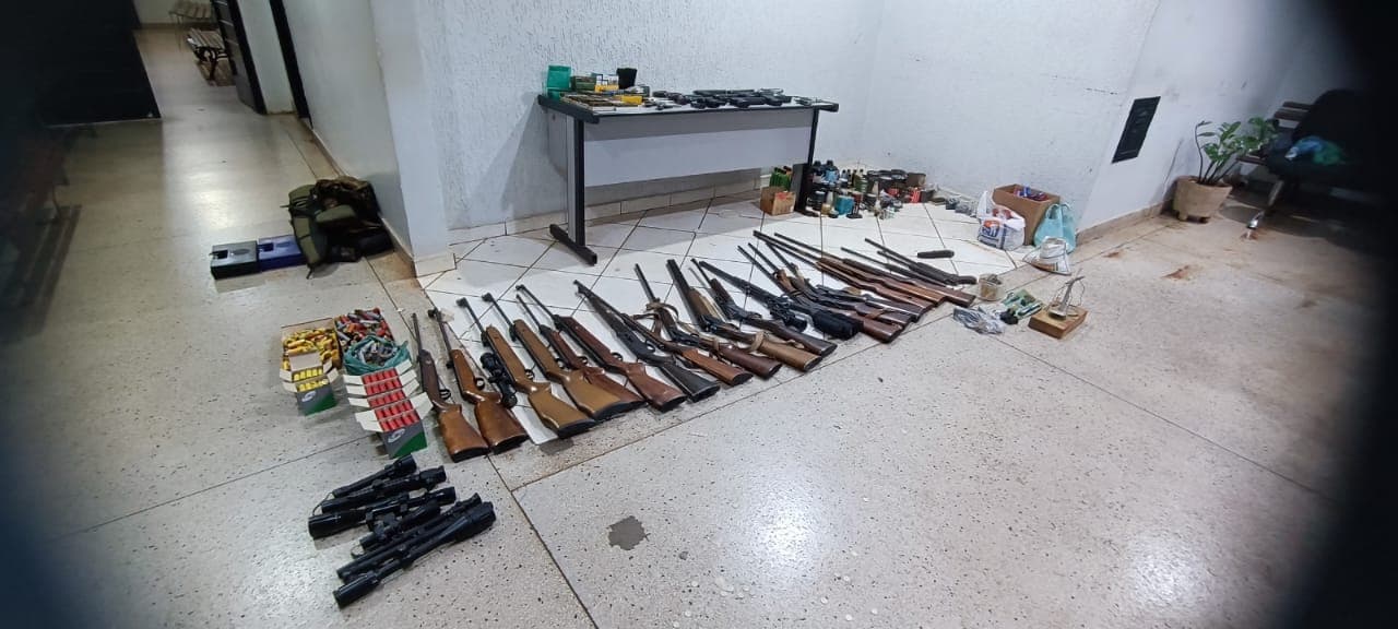 Polícia Militar encontra diversas armas e munições em residência na área central