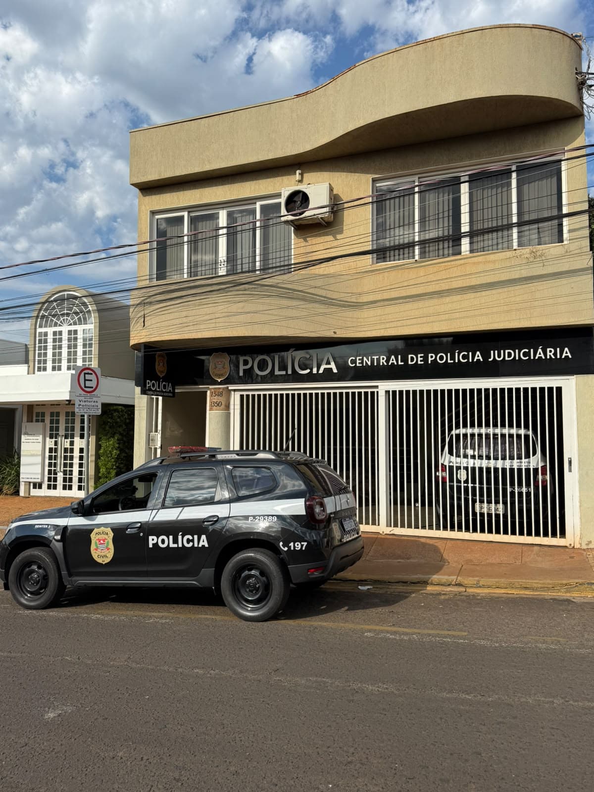 Mulher procura a polícia após ser enganada por estelionatários