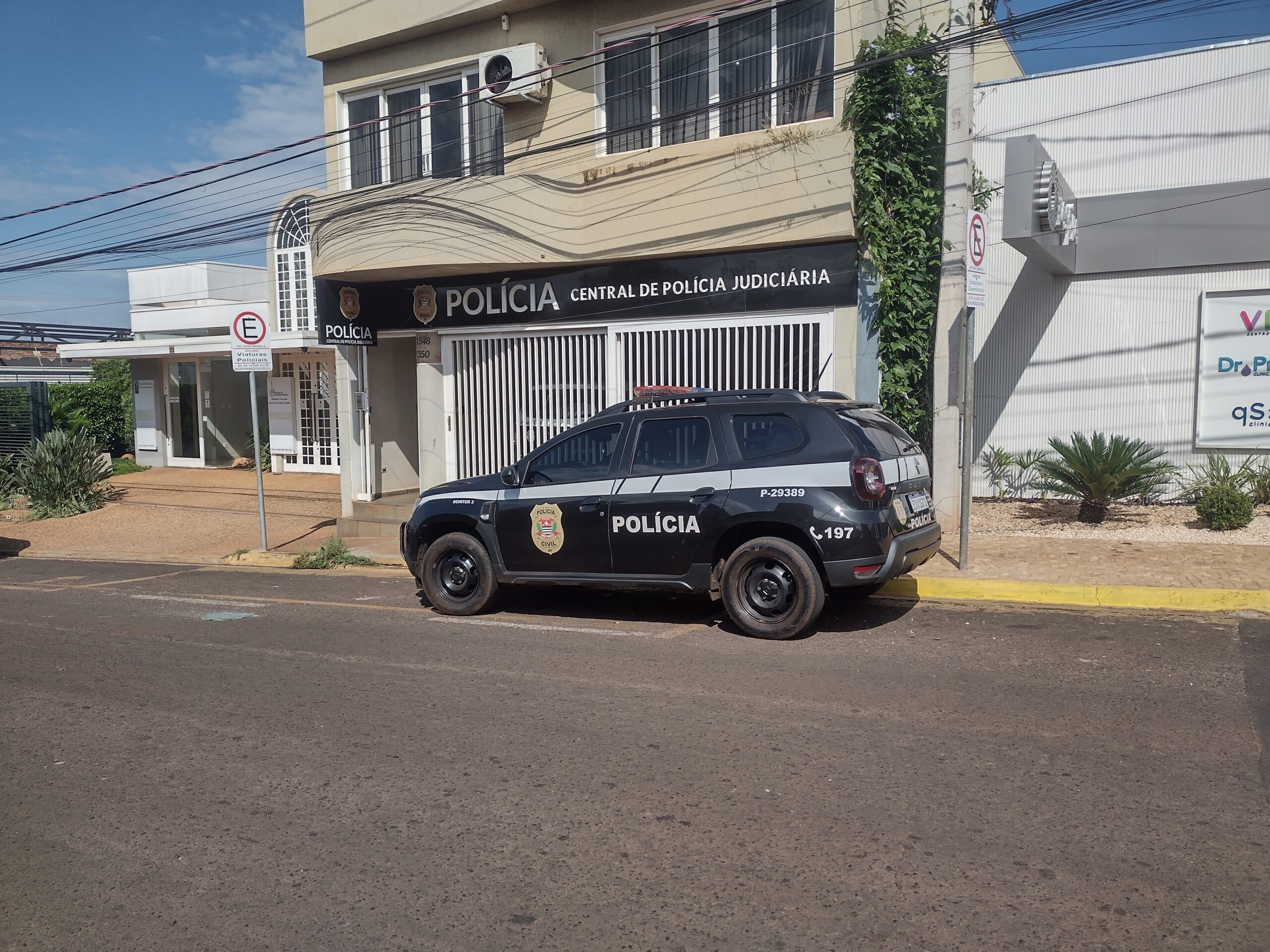 Ladrões invadem sítio e furtam veículo e joias