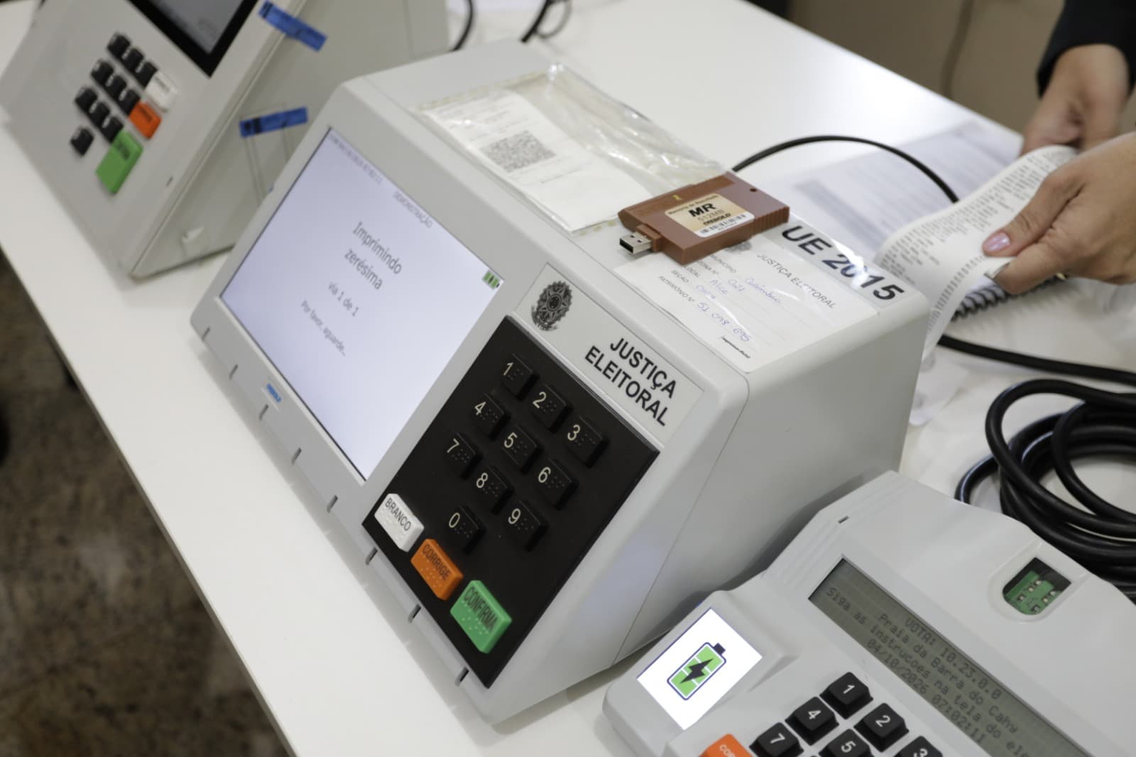 Distribuição de urnas para locais de votação em Barretos