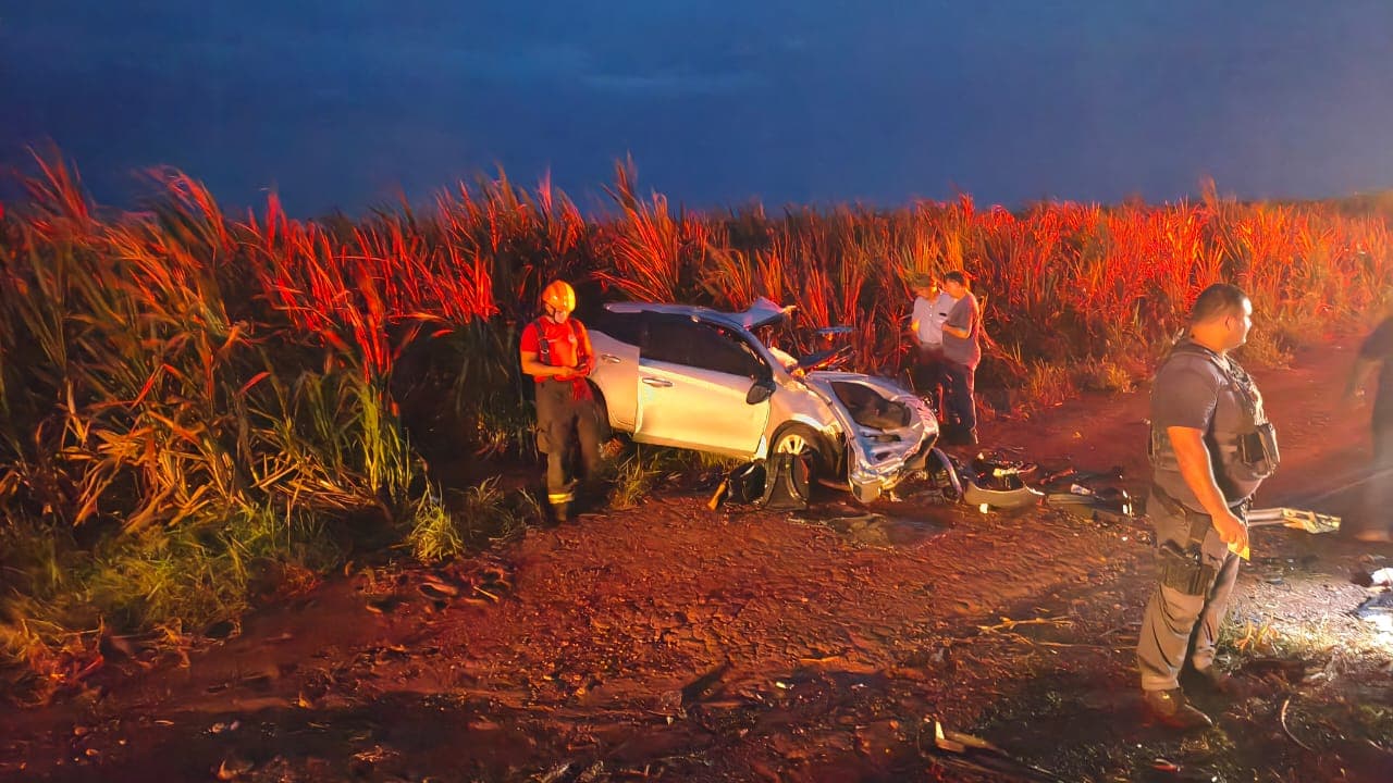 Colisão entre carro e canavieiro deixa cinco feridos em vicinal