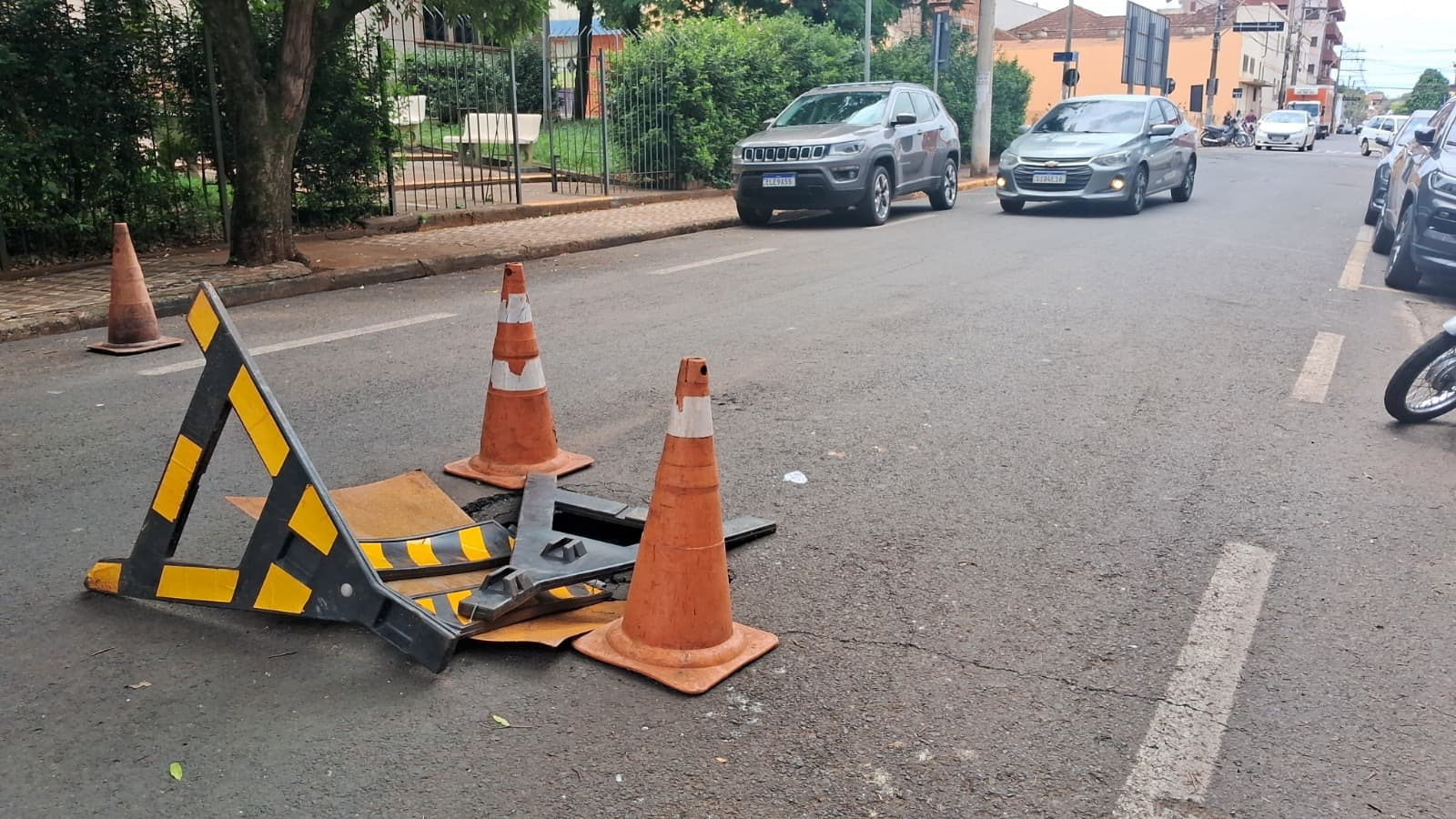 Buraco se abre no asfalto da avenida 15