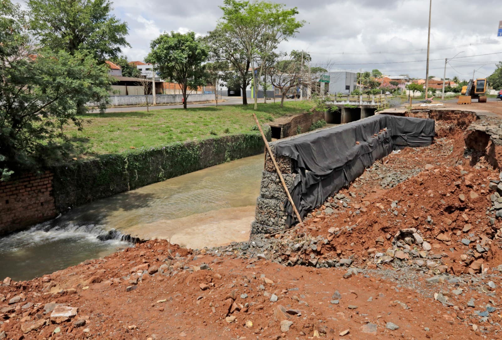 Obras em córrego aguardam retomada após interrupção