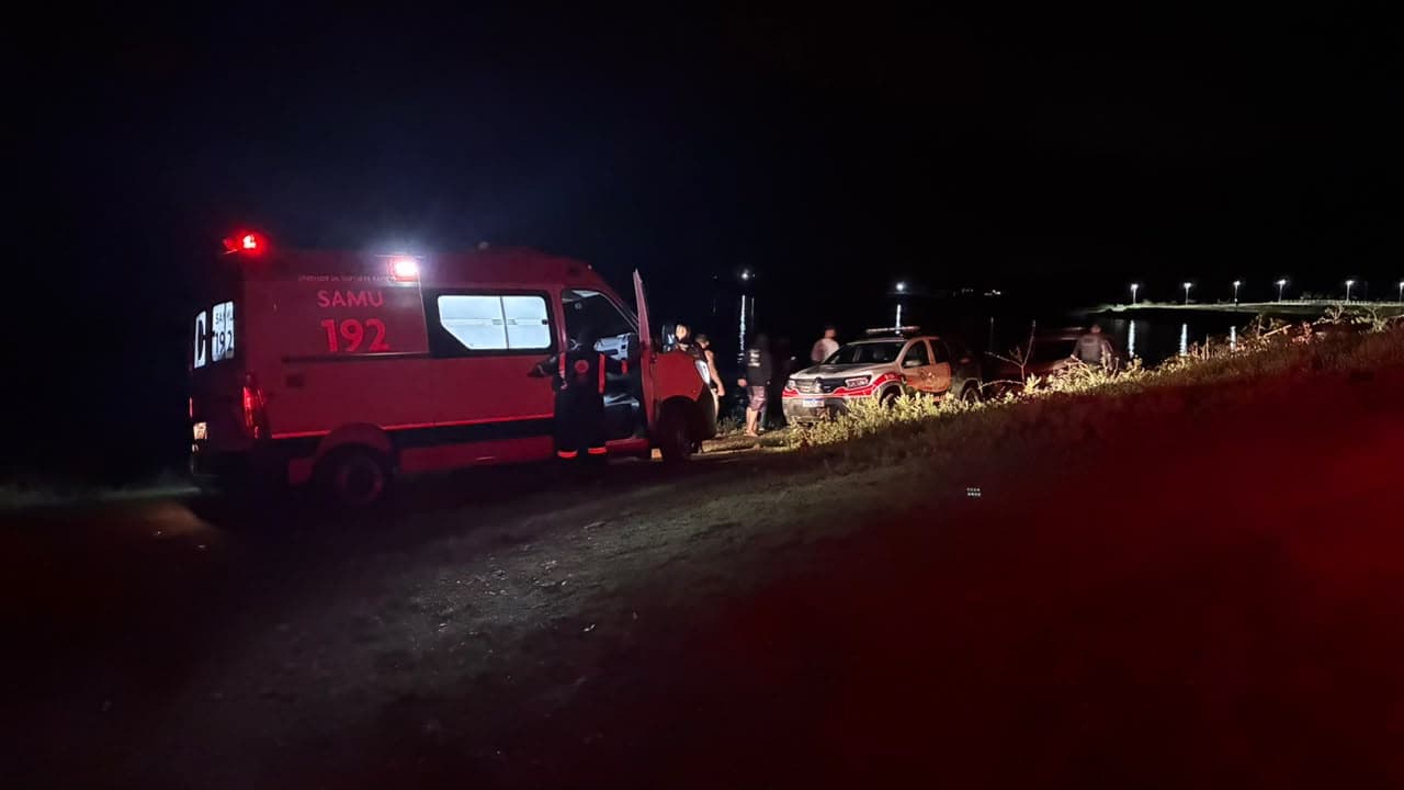 Jovens desaparecem após caminhonete cair no Rio Grande