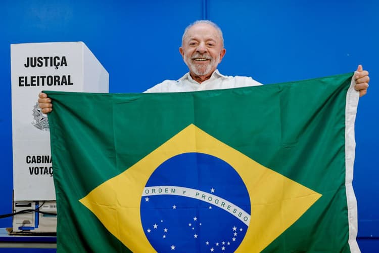 Lula é reeleito presidente com mais de 51% dos votos apurados